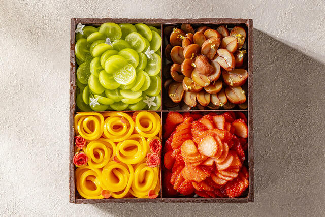 「Coffret de Trésor(コフレ・ド・トレゾール)」<価格:50,000円(税込)>【【ヒルトン東京お台場】2025年クリスマスケーキ予約受付中!今年は厳選素材を使った“5万円の至高のケーキ”や“王道ショートケーキ”など、全4種が登場!】