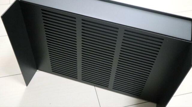 【無印良品 スチールモニタースタンド 引出付】本体サイズは（約）幅32×奥行23×高さ11cm。脚の高さは4cmあり、下の空間にはキーボードなども収まります