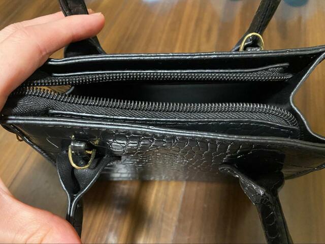 【SHEIN⠀ミニ 鰐エンボス スクエアバッグ】右上と左下の金具にストラップをつける