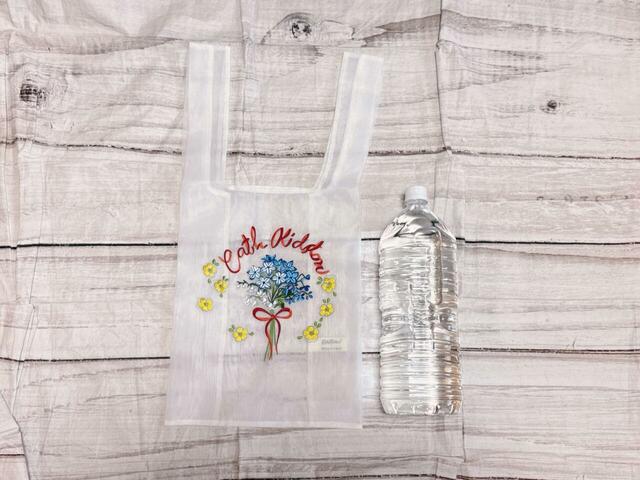 【PEACH JOHN×キャス キッドソン】「シアーエンブロイダリーバッグ」サイズ：（約）高さ56.5（持ち手含む）×幅26.5×マチ幅13cm。2Lペットボトルと並べてみました
