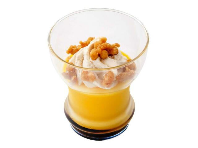 パンプキンプリン 550円｜東京ディズニーリゾート「ディズニー・ハロウィーン」スペシャルメニュー｜販売店舗：東京ディズニーランド「トゥモローランド・テラス」、東京ディズニーシー「ザンビーニ・ブラザーズ・リストランテ」｜販売期間：2025年9月16日（火）〜10月31日（金）