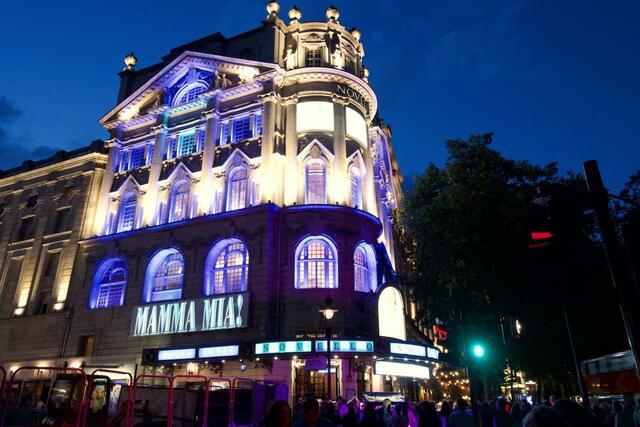 ミュージカル『マンマ・ミーア』を上演するウエストエンドのミニシアター。これくらいの規模のシアターがウエストエンドには約40軒集まっている