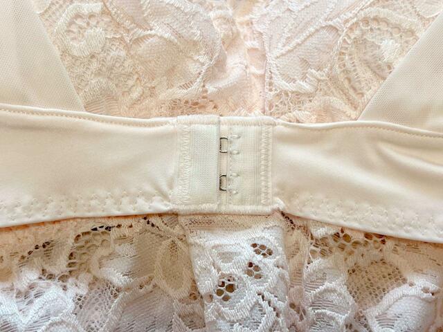 フロントにはホック付き