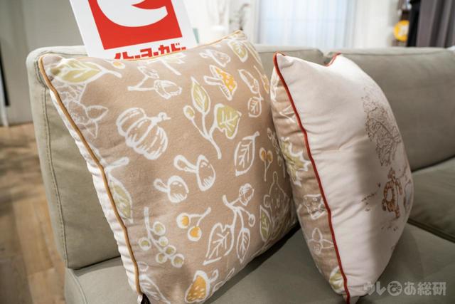 【くまのプーさん　ゆったりお買い物フェア】背あてクッション　裏面デザイン　© DISNEY. Based on the 