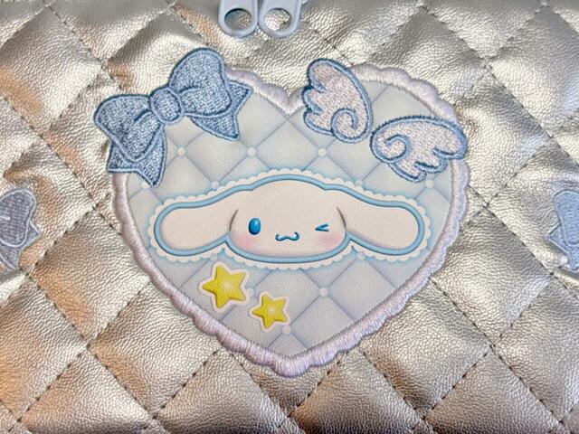 【サンリオキャラクターズ当りくじ】「3．バニティケース／シナモロール」ワッペンのキルティングやシナモンのお顔はしっかりぷっくりデザインになっています。リボンと羽の刺繍もかわいすぎる〜！