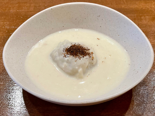 【MOMO Stand Tokyo】シーフードモモ。粉はネパール山椒のティムル。国産の山椒と異なり辛味が弱いのが特徴