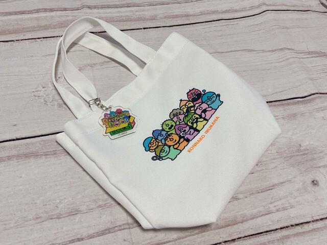 ミニトートバッグにアクリルキーホルダーをつけてみました