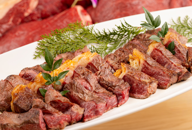 「ステーキ」<期間:2026年2月1日~>【「カニ」「海鮮」「お肉」がメイン!ご当地メニューも食べ放題!ホテルアベスト札幌の“ディナーバイキング”が2月にスタート!】