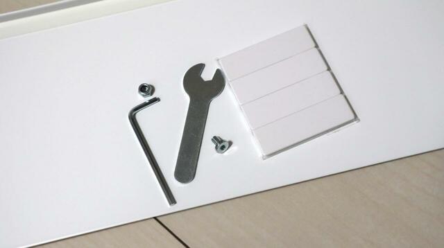 【山崎実業 tower 冷蔵庫横隠せるスライドスチールパネル】六角レンチとスパナ、マグネット4個などが付属しています