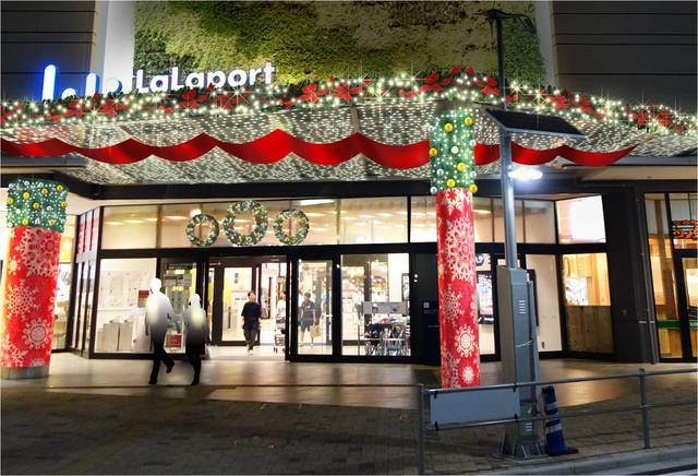 初のイルミネーションは気分も高まるクリスマスカラーに（三井ショッピングパーク ららぽーと富士見）