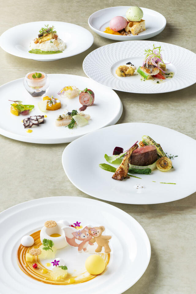 “ダッフィー&フレンズの フィルド・ウィズ・ジョイ！” グルメディナーコース 17,000円｜東京ディズニーシー・ホテルミラコスタ「ベッラヴィスタ・ラウンジ」｜販売期間：2025年7月3日（木）〜9月15日（月）