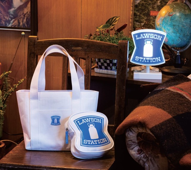 【LAWSON OFFICIAL BOOK】付録3種類：①『LAWSON OFFICIAL BOOK ローソンオリジナルトートバッグver.』　価格:2299円（税込）②『LAWSON OFFICIAL BOOK ローソンの看板そのまんまポーチver.』　価格:2189円（税込）③『LAWSON OFFICIAL BOOK ローソンの看板そのまんまルームライトver.』　価格:3289円（税込）発売日：2023年６月13日※ローソン、HMV、HMV&BOOKS online、宝島チャンネルで販売※一部の店舗では取り扱いがない場合があります