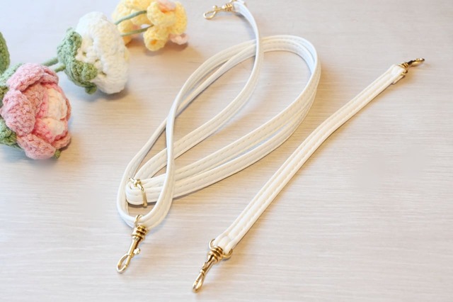 【「miffy いちごチャームの2WAYポーチ＆ショルダーバッグ BOOK」（宝島社）】長さの違うストラップが2本ついています