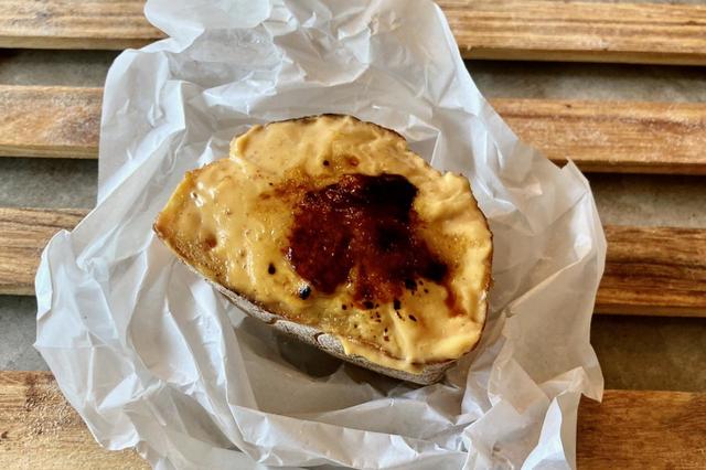 これがこの店の「クリームパン(350円)」。ファンになりました