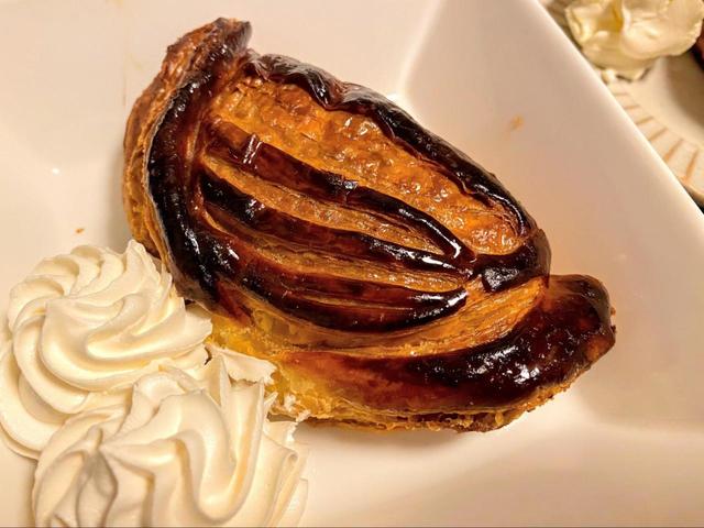 【シャトレーゼ プレミアムアップルパイ】生クリームはたっぷりがおすすめです