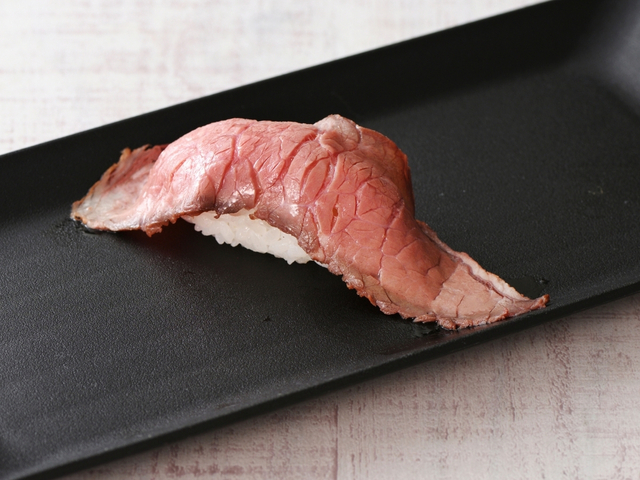 「ローストビーフ」＜期間：2026年1月13日～2月13日＞【期間限定で“ローストビーフ・煮穴子・生帆立・鯵の柑橘〆”のお寿司が時間無制限で食べ放題！『八献 イオンモール幕張新都心』で開催中！】