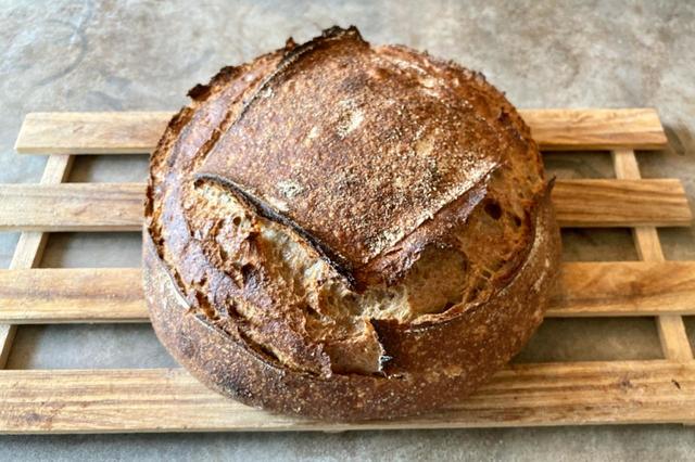 「チクゴイズミのカンパーニュ（1200円、1/2は700円、1/4は400円）」