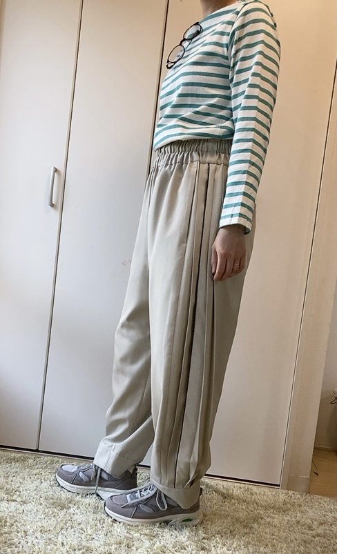 【ワークマン ハイバウンスバラストウォーク】個人的に、ホワイトや薄めのグレーのボトムスと合わせるとコーデがまとまる感じがしました