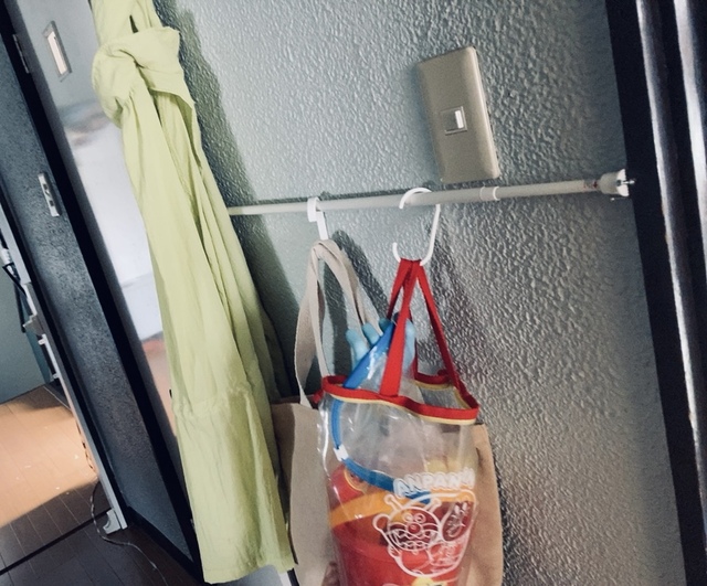 【ダイソー 突っ張り棒収納】お出かけの支度の時間も時短になりました