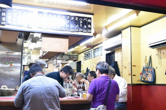 明るいうちからカウンターはいっぱい