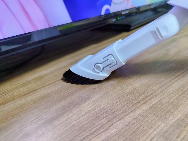 【アイリスオーヤマ ハンディクリーナーマルチツールセット】テレビ周りや裏のコード類に積もったホコリも一網打尽!