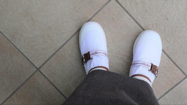 【ワークマン LIGHT(ライト) スリッポン】青みのある白なのでやや上履き感があります