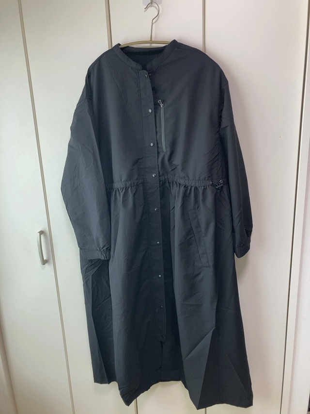 【ワークマン レディース高撥水シェルワンピースコート】着丈はLLサイズで124cm。ワンピースとしてもコートとしても着られます