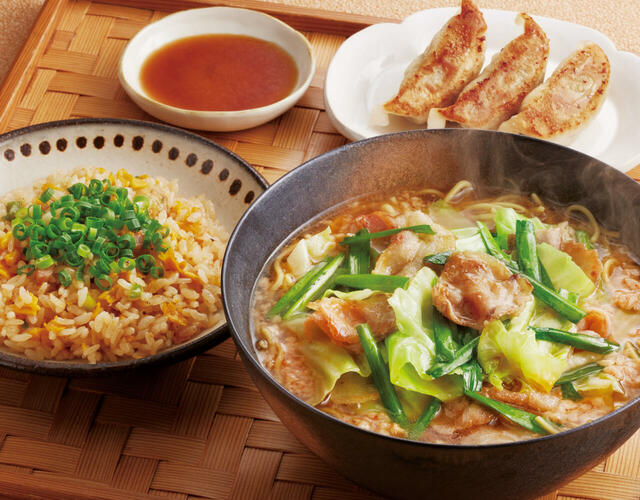 「ニラ豚ラーメン・ミニチャーハン餃子セット付」＜価格：1,199円（税込1,318円）＞【【ジョイフル】秋冬グランドメニューに「国産紅ずわいがに」使用のクリームコロッケや宮崎名物「チキン南蛮」が仲間入り！】