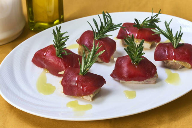 「鶏もも肉とパプリカ アンチョビ風味」＜期間：2026年5月1日〜6月30日＞【京都の名店シェフ特別監修メニューも登場！本場イタリアの味で旅気分を楽しむブッフェフェア初開催】