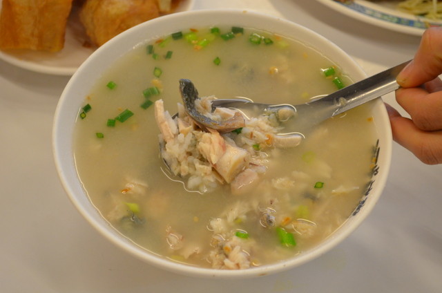 サバヒーの身がたっぷり入った「阿堂鹹粥」の粥は160元と朝食としては高価だが、これが台南スタンダード