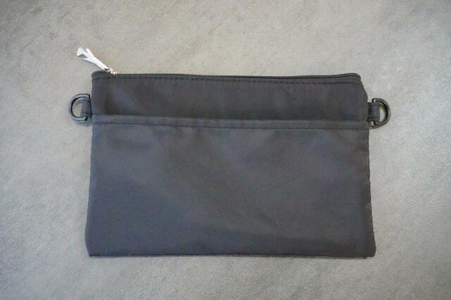 バッグ本体と取り外しできるポーチ