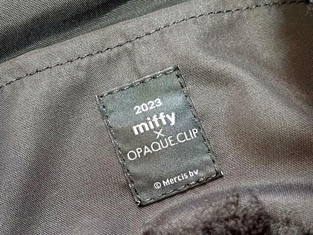 ポケットには「2023 miffy×OPAQUE.CLIP」のロゴタグ付き！