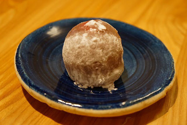 博多の人気和菓子店鈴懸のいちご大福。鈴懸　いちご大福　324円