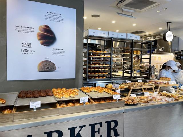 【PARKER HOUSE BUTTER ROLL（パーカーハウスバターロール）】カウンターにはロールパンやロールパンを用いた惣菜系のパンが並んでいる