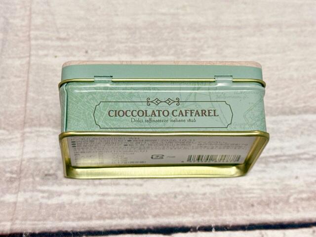 前面のベージュと側面のミントグリーンの配色が上品！