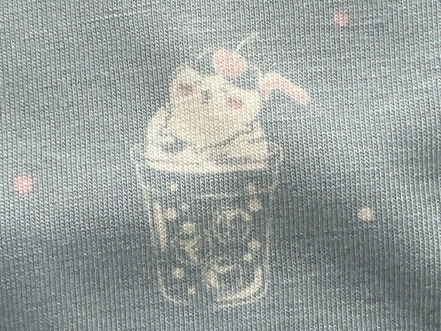 クリームソーダのアイスの上に寝そべるハチワレ。頭にさくらんぼを載せている姿がかわいすぎませんか？！