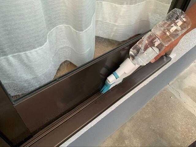 【カインズ　スプレーハンディブラシ】固まった汚れには水をスプレーしながら掃除