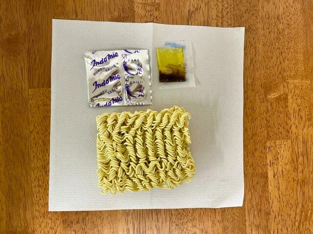 【KALDI インドミー ソトミー】乾麺と、調味料がそれぞれ入っています。（ミーゴレンも同様です）