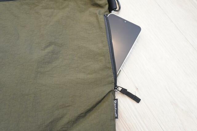 側面のポケットにスマホを入れられる