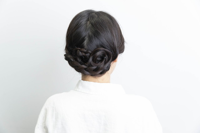 4.三つ編みを頭に沿わせてヘアピンで適宜留める