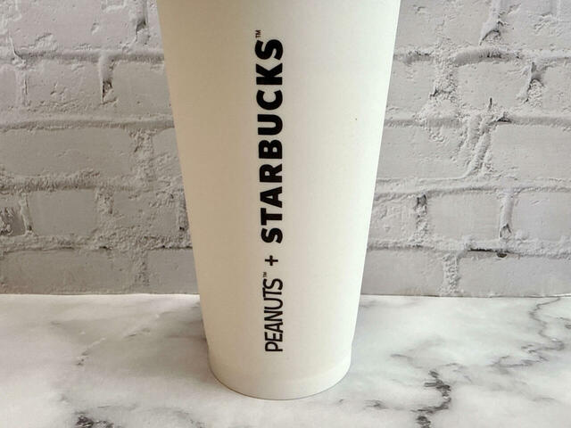 「PEANUTS +STARBUCKS」のロゴが特別感を演出♪