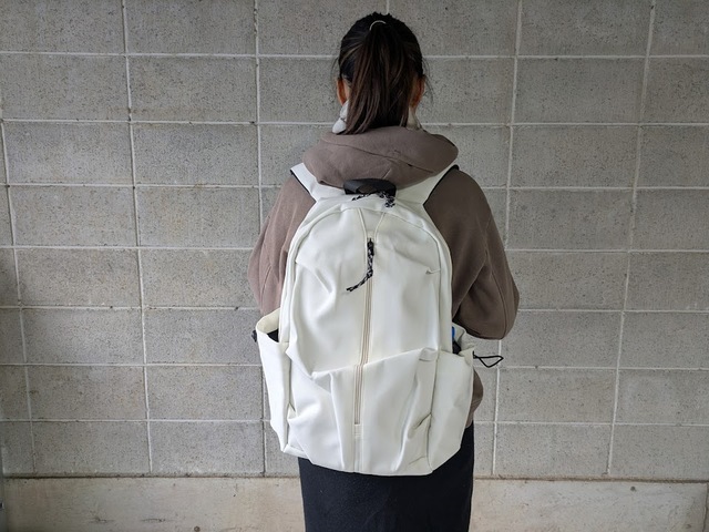 【OFAMOUS リュック】今回購入した「モデル3」は前面の縦ラインのファスナーが洗練された印象！男女問わず使えるデザインです