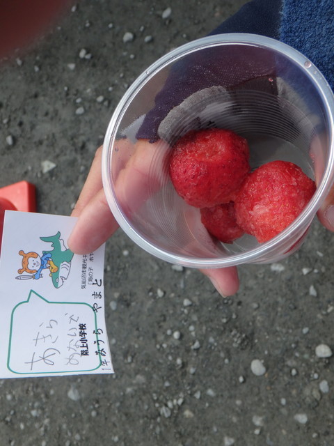 ツール・ド・東北2015／イチゴのシャーベットには、地元の小学生からエールの書かれた手紙が添えられていた