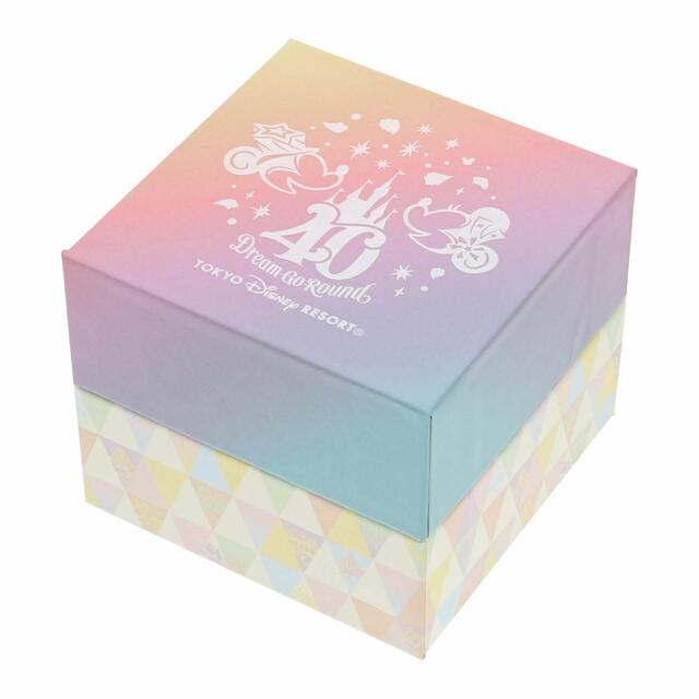 ウォッチ 10,000円｜サイズ：（文字板）直径約3.6cm、（バンド幅）約2cm、腕周り（最短）約14cm（最長）約19cm、駆動方式：電池式、防水：非防水、｜東京ディズニーリゾート40周年“ドリームゴーラウンド”スペシャルグッズ｜発売日：2023年4月10日（月）｜販売店舗：東京ディズニーランド「グランドエンポーリアム」、東京ディズニーシー「エンポーリオ」