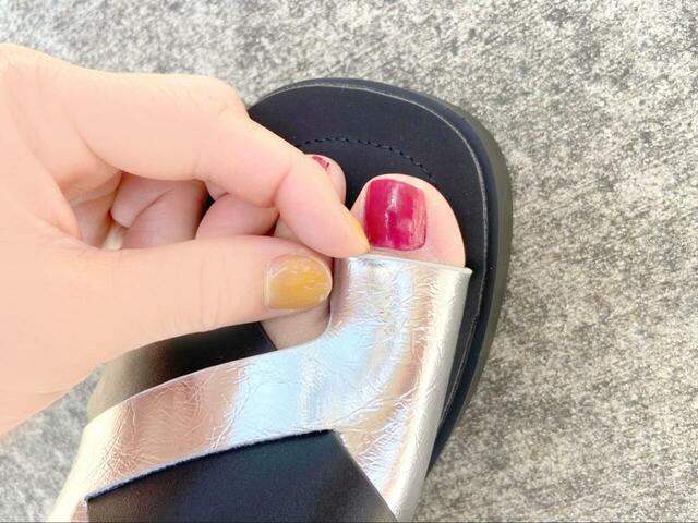 【niko and ... オリジナル厚底トングサンダル】親指をはめるパーツも柔らかい生地で作られているため、靴擦れすることもありませんでした◎