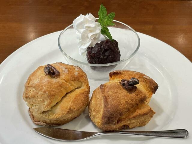 【喫茶 ミモザ】ホイップクリーム＆ブルーベリージャムか、こちらのホイップクリーム＆あんこを選べます