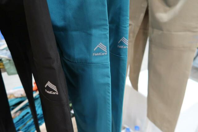 エアロストレッチジュニアクライミングパンツ　ロゴ部分は反射プリント