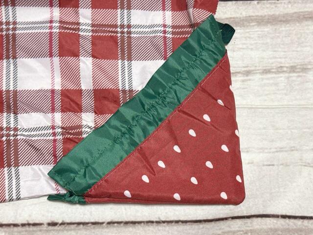 右下部のイチゴモチーフはポケットになっており、コンパクトにまとめて収納可能