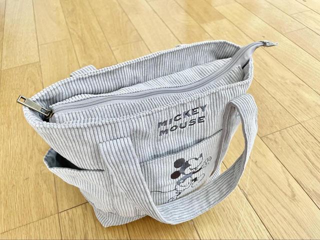 【ファッションセンターしまむら　ミッキーマウスコーデュロイトートバッグ】バッグはファスナーで閉じられるため、中身が丸見えになってしまう心配もありません