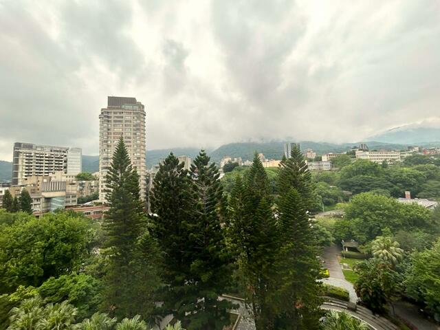 【台湾食べ歩きの旅③北投温泉編】「嘉賓閣温泉会館」 部屋から北投公園周辺を一望。奥に見えるのは陽明山。このあたりは台北市内よりも若干気温が低く、夏も過ごしやすい